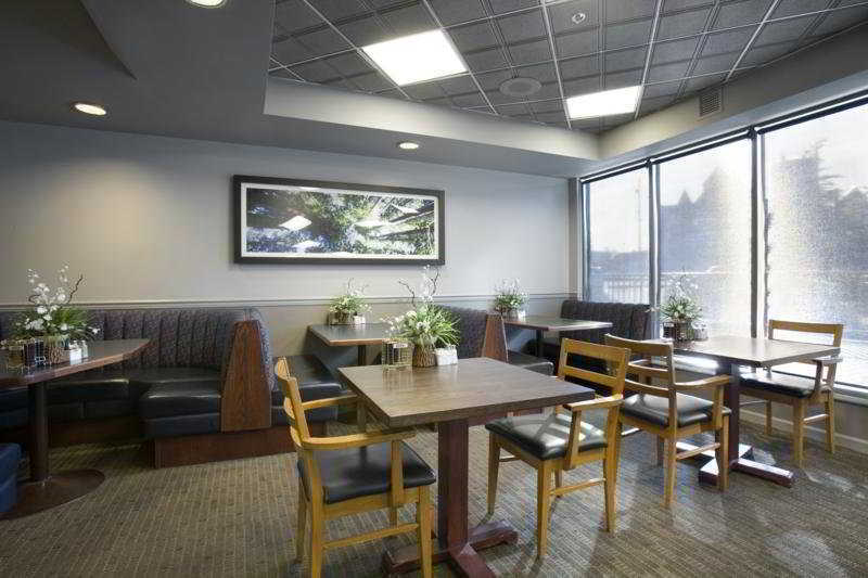 Sandman Hotel Victoria Restaurant photo